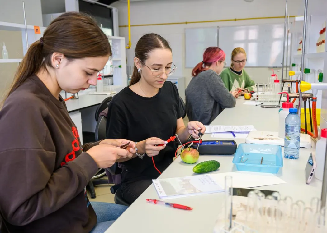 Młodzież polonijna na obozie medycznym: zajęcia w laboratorium 