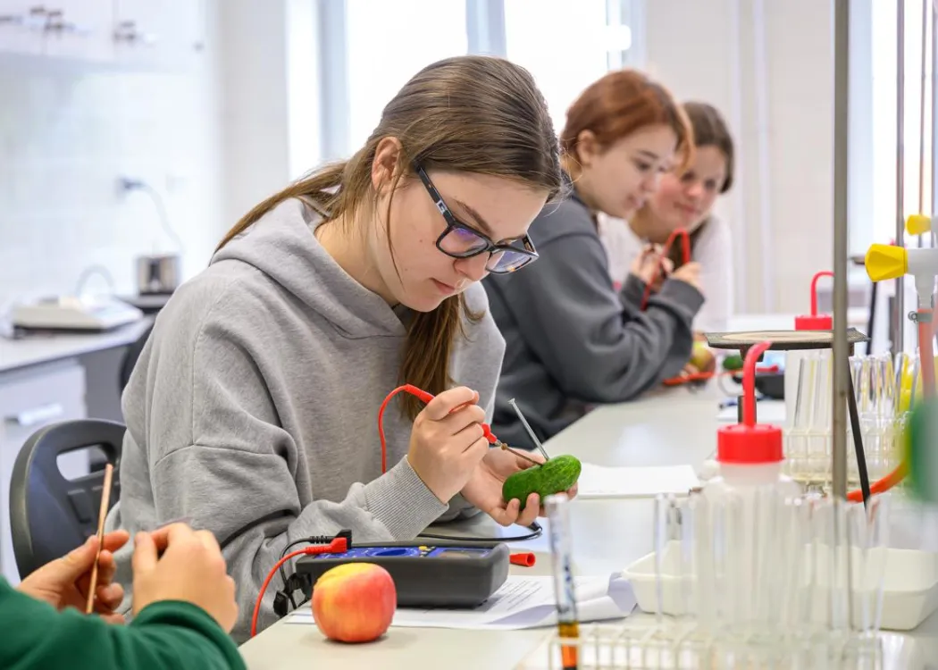 Młodzież polonijna na obozie medycznym: zajęcia w laboratorium 