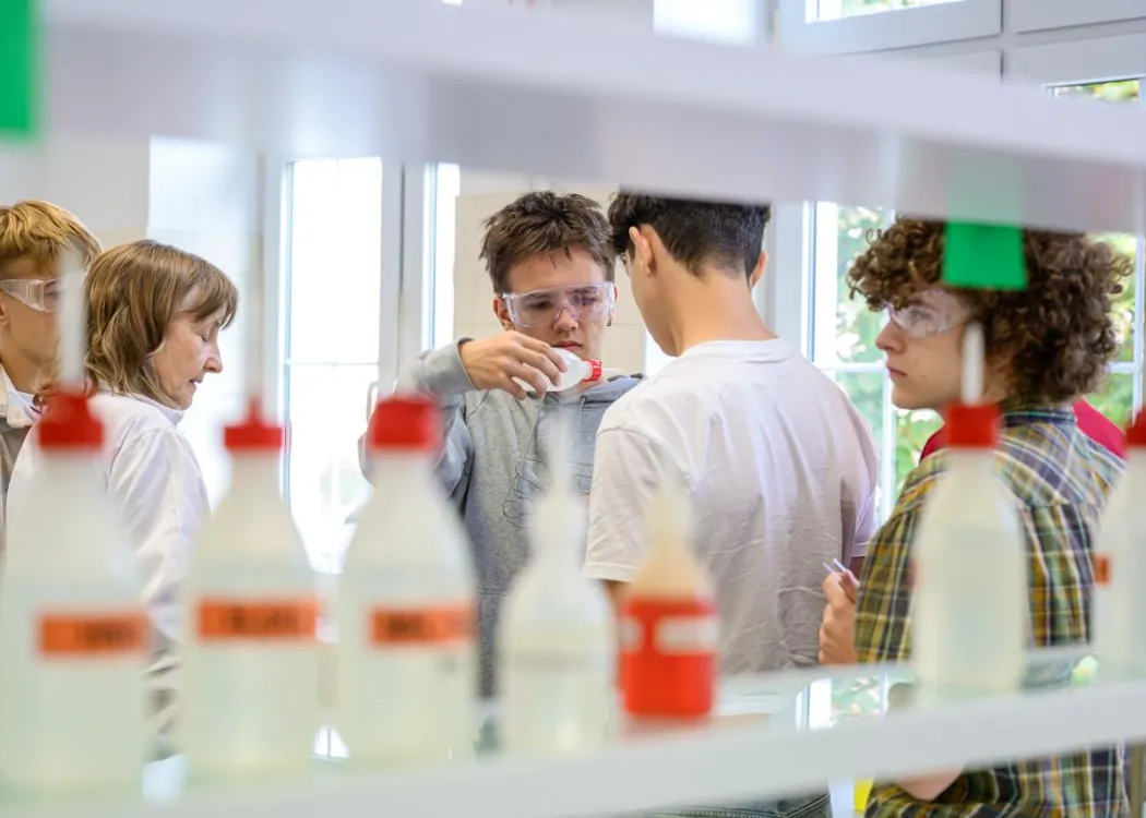 Młodzież polonijna na obozie medycznym: zajęcia w laboratorium 