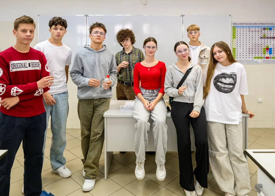 Młodzież polonijna na obozie medycznym: zajęcia w laboratorium 