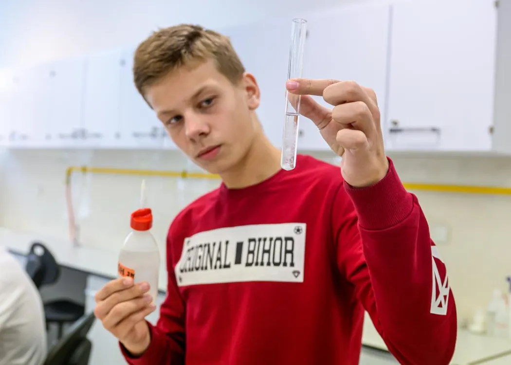 Młodzież polonijna na obozie medycznym: chłopak podczas zajęć w laboratorium 