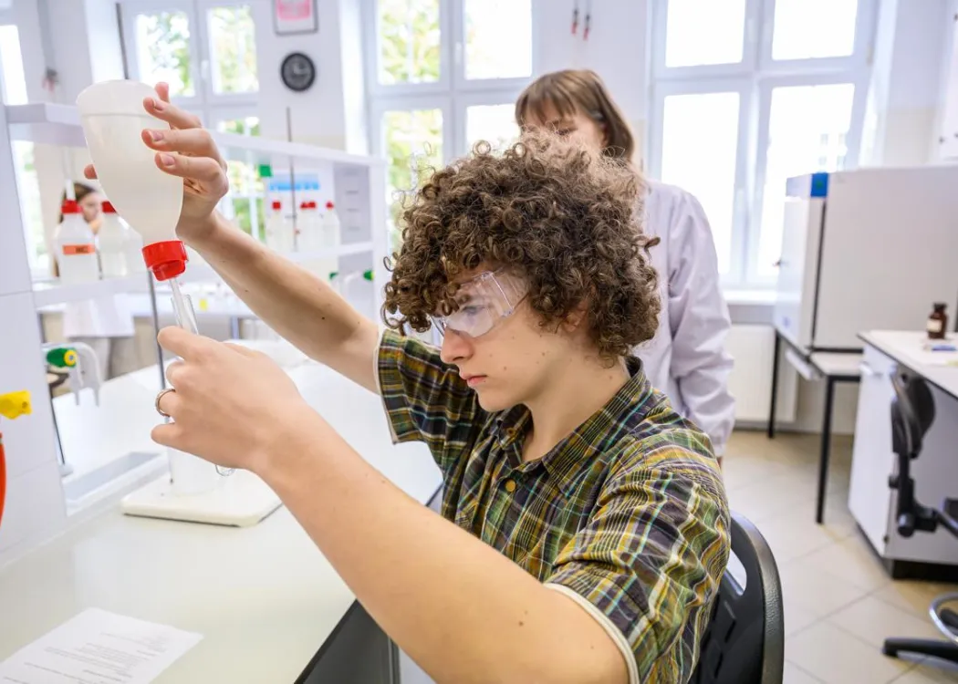 Młodzież polonijna na obozie medycznym: zajęcia w laboratorium 