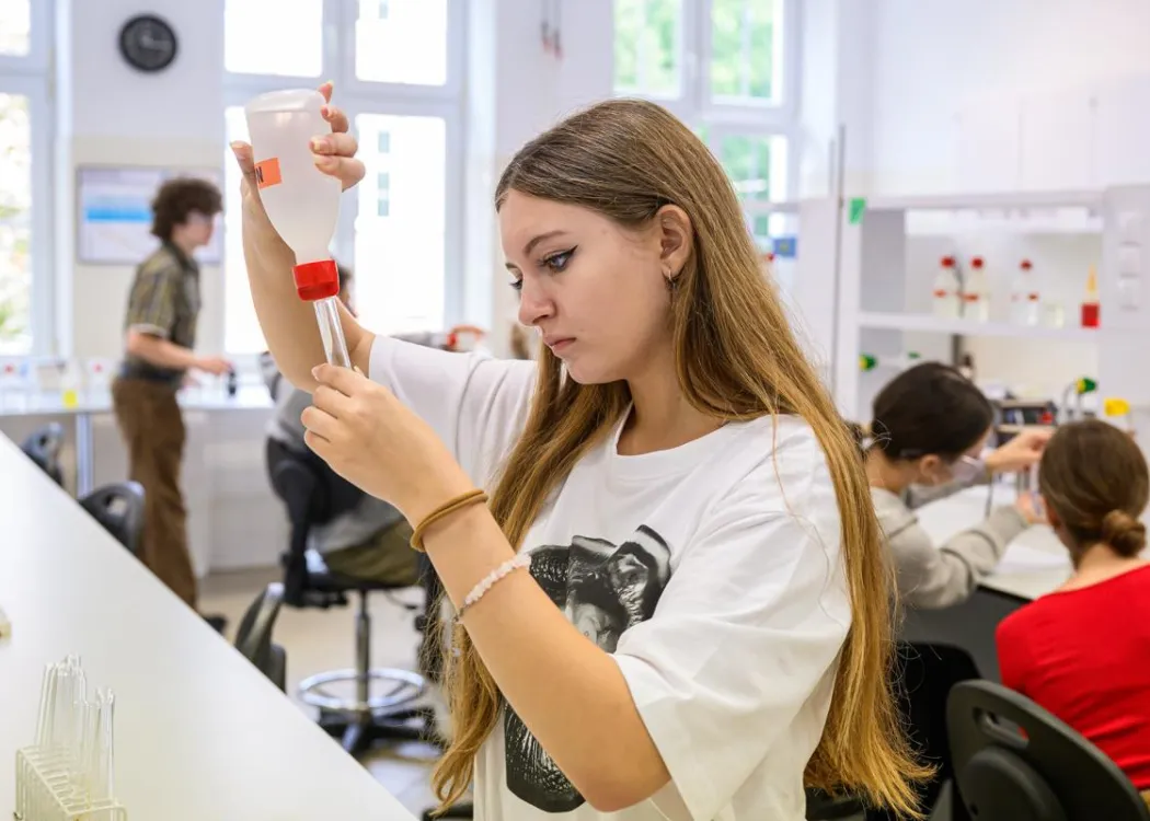 Młodzież polonijna na obozie medycznym: zajęcia w laboratorium 