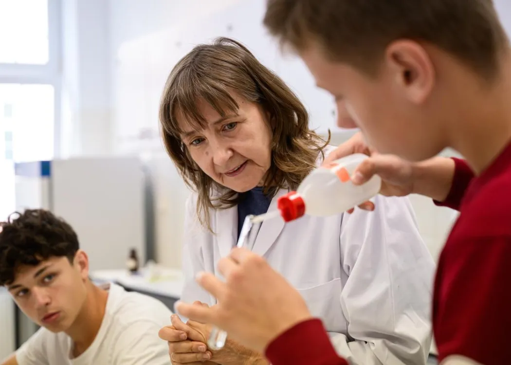 Młodzież polonijna na obozie medycznym: zajęcia w laboratorium 