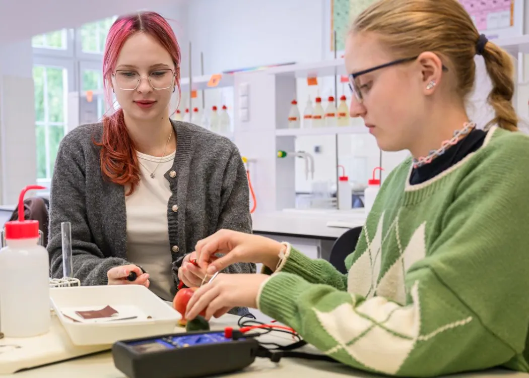Młodzież polonijna na obozie medycznym: zajęcia w laboratorium 
