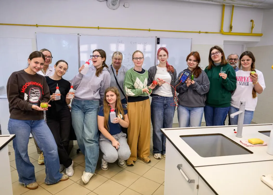 Młodzież polonijna na obozie medycznym: zajęcia w laboratorium 