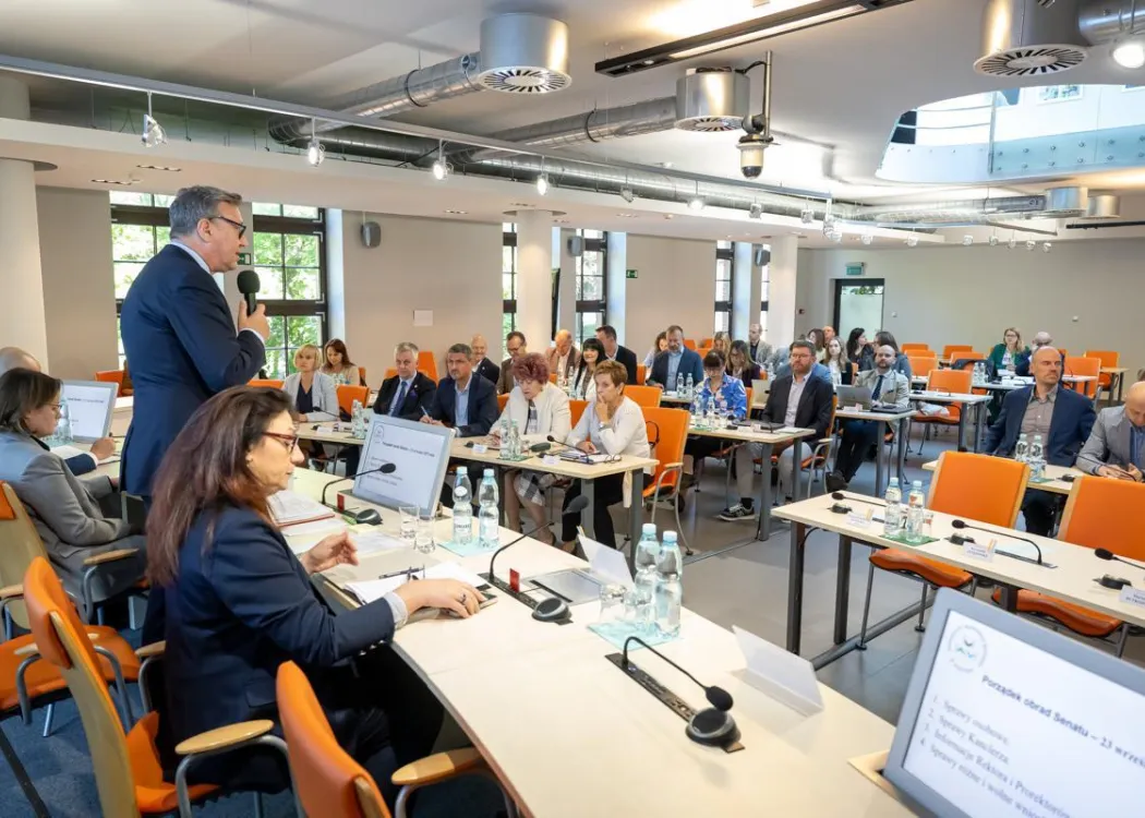 Obrady Senatu UWM: rektor przemawia na stojąco