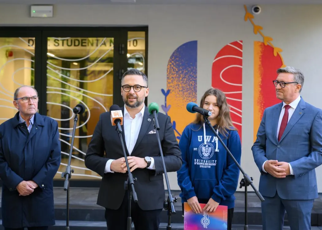Otwarcie Domu Studenckiego nr 10. Przemawia Marcin Kulasek. Za nim stoją Bogusław Stec, Krzysztof Krawczyk, Iwona Pająk, Jerzy Przyborowski