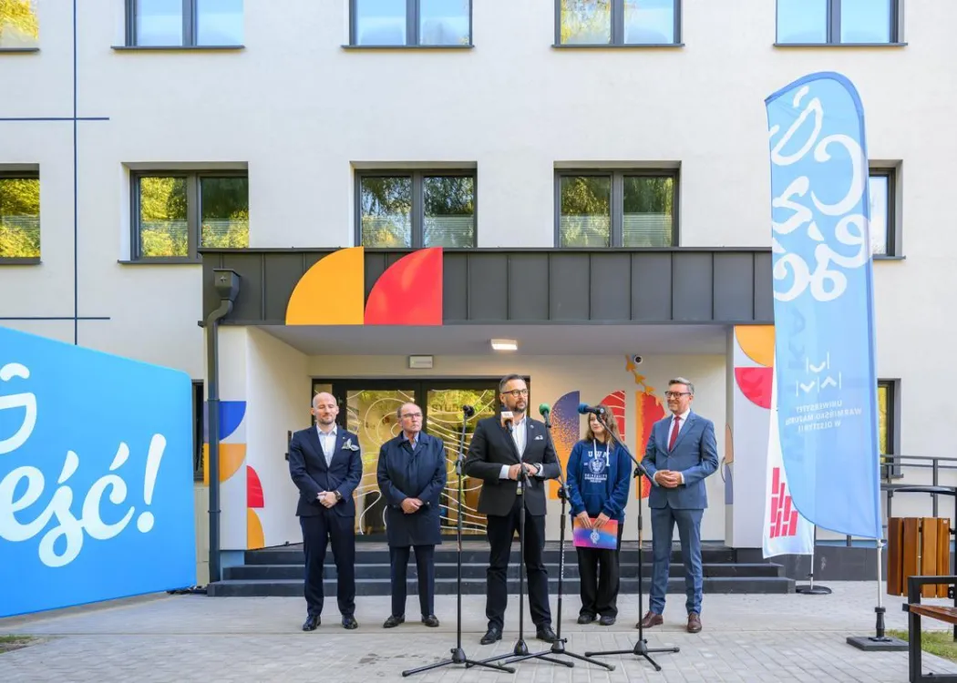 Otwarcie Domu Studenckiego nr 10. Przemawia Marcin Kulasek. Za nim stoją Bogusław Stec, Krzysztof Krawczyk, Iwona Pająk, Jerzy Przyborowski