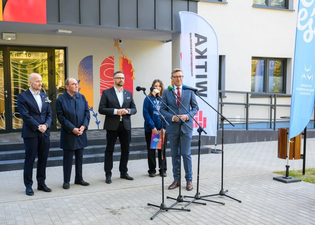 Otwarcie Domu Studenckiego nr 10. Przemawia Jerzy Przyborowski, za nim stoją Bogusław Stec, Krzysztof Krawczyk, Marcin Kulasek, Iwona Pająk, 