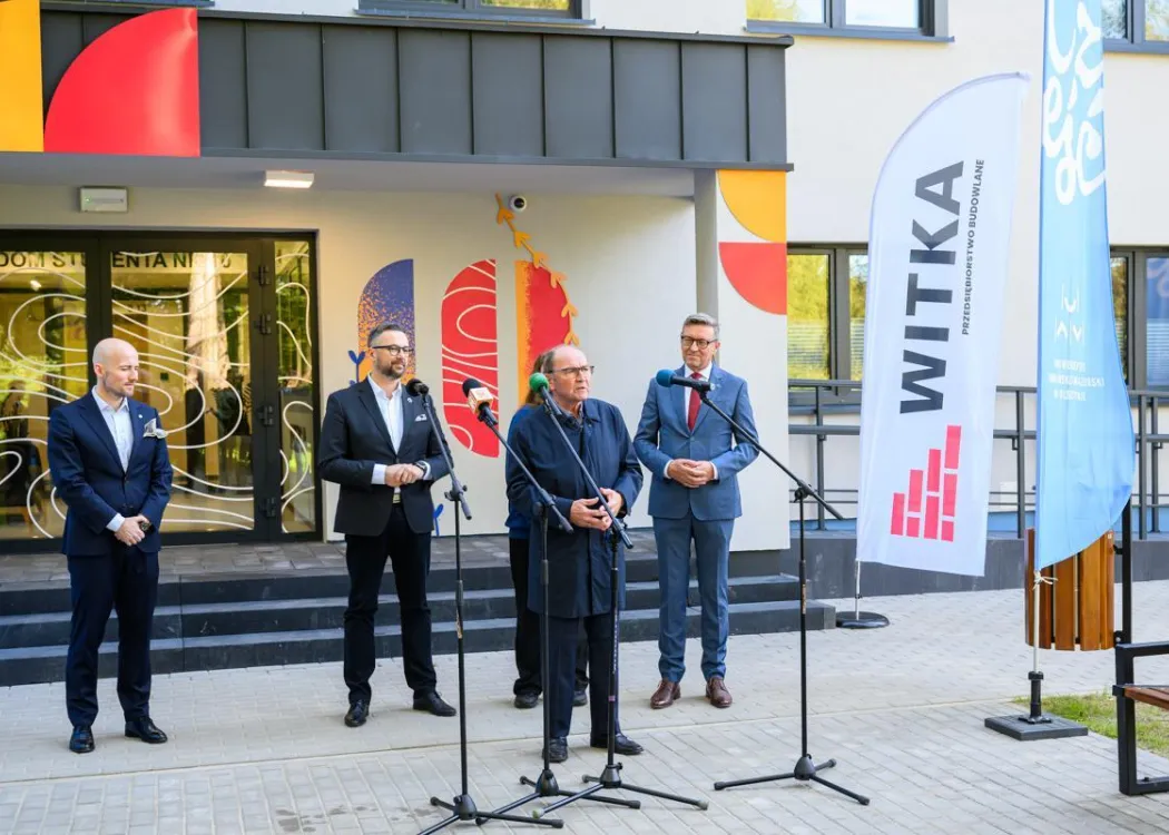 Otwarcie Domu Studenckiego nr 10. Przemawia Krzysztof Krawczyk z firmy Witka, za nim stoją Bogusław Stec, Marcin Kulasek, Iwona Pająk, Jerzy Przyborowski,