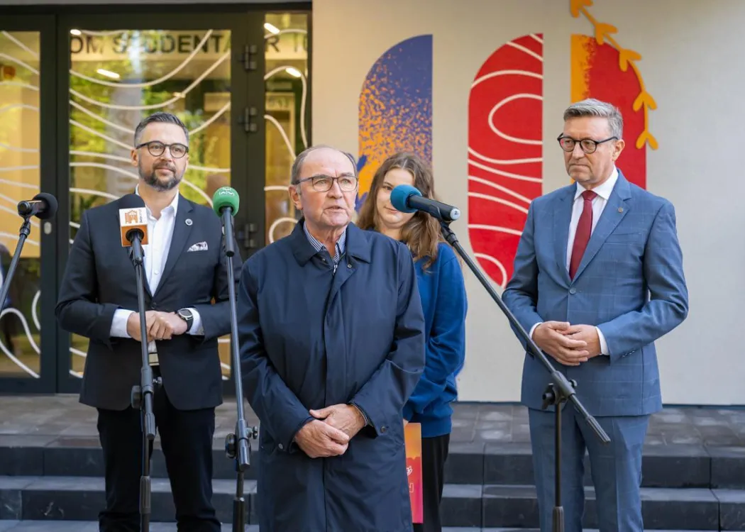 Otwarcie Domu Studenckiego nr 10. Przemawia Krzysztof Krawczyk z firmy Witka, za nim stoją Bogusław Stec, Marcin Kulasek, Iwona Pająk, Jerzy Przyborowski,