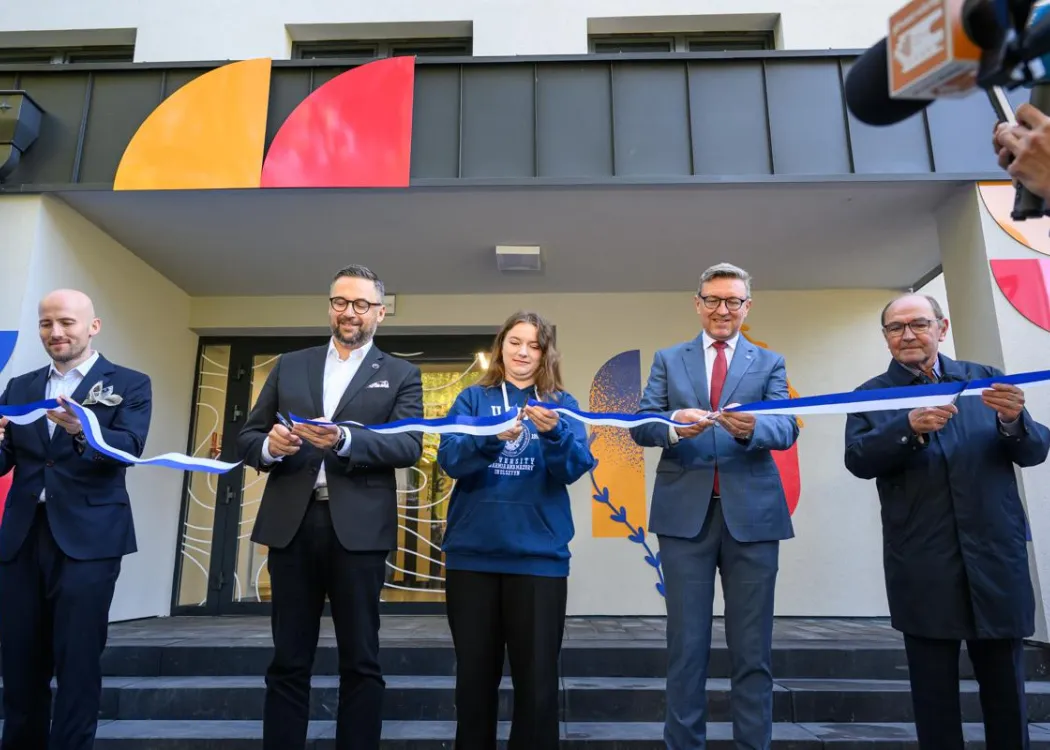 Otwarcie Domu Studenckiego nr 10. Wstęgę przecinają: Bogusław Stec, Marcin Kulasek, Iwona Pająk, Jerzy Przyborowski, Krzysztof Krawczyk