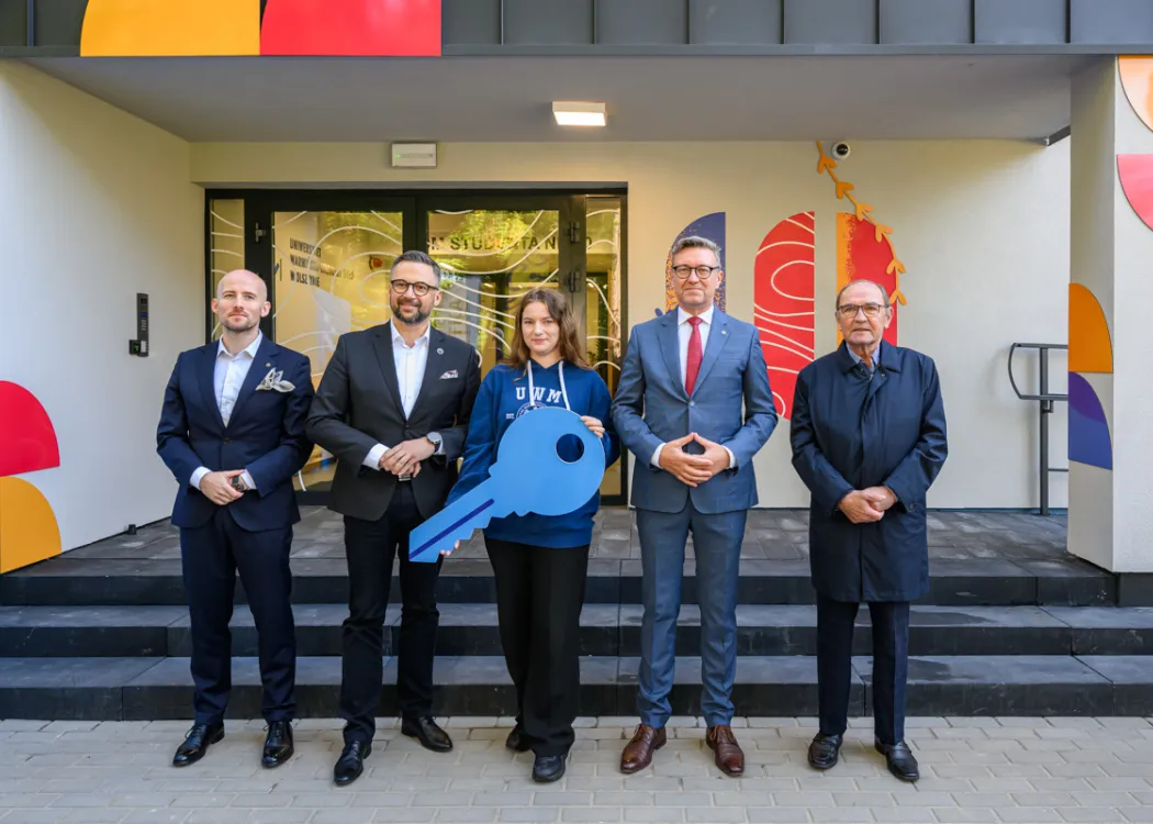 Otwarcie Domu Studenckiego nr 10 w Kortowie. Od lewej: Bogusław Stec, Marcin Kulasek, Iwona Pająk, Jerzy Przyborowski, Krzysztof Krawczyk