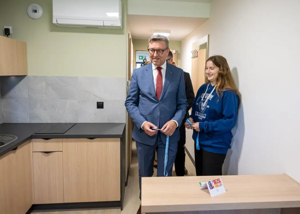 Otwarcie Domu Studenckiego nr 10: zwiedzanie pokoi