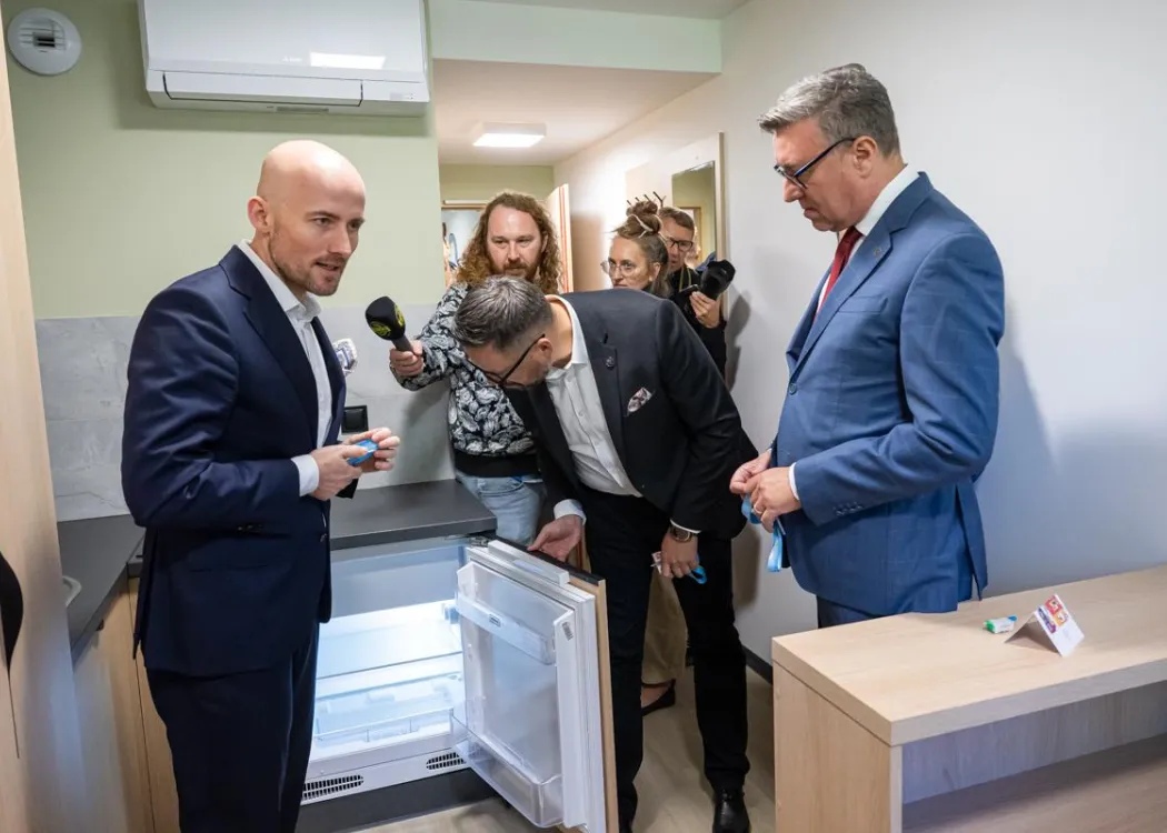 Otwarcie Domu Studenckiego nr 10: zwiedzanie pokoi