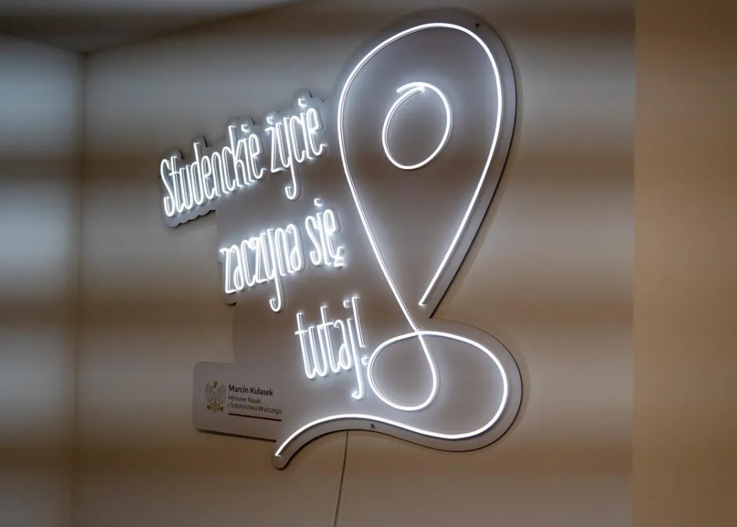 Dom Studencki nr 10: LED z napisem Studenckie życie zaczyna się tutaj!