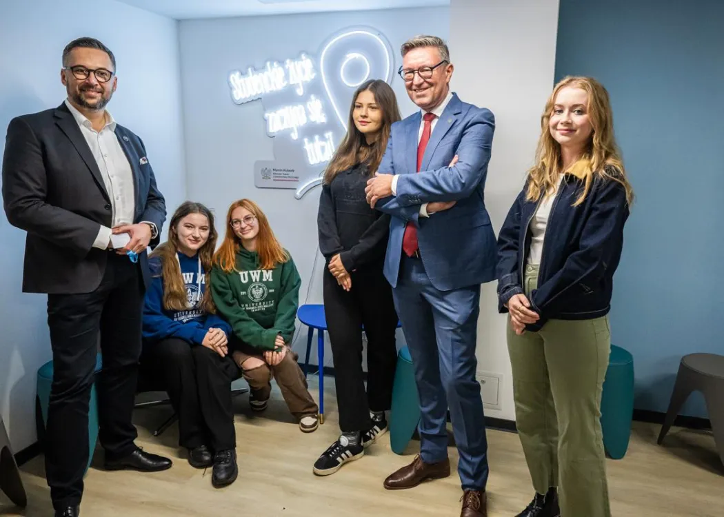 Otwarcie Domu Studenckiego nr 10: Marcin Kulasek i Jerzy Przyborowski pozują z czterema studentkami, w tle LED z napisem Studenckie życie zaczyna się tutaj!