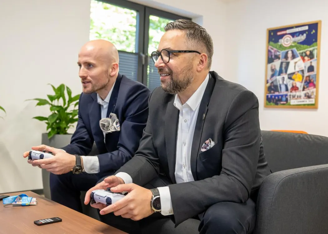 Otwarcie Domu Studenckiego nr 10: Bogusław Stec i Marcin Kulasek grają na konsoli