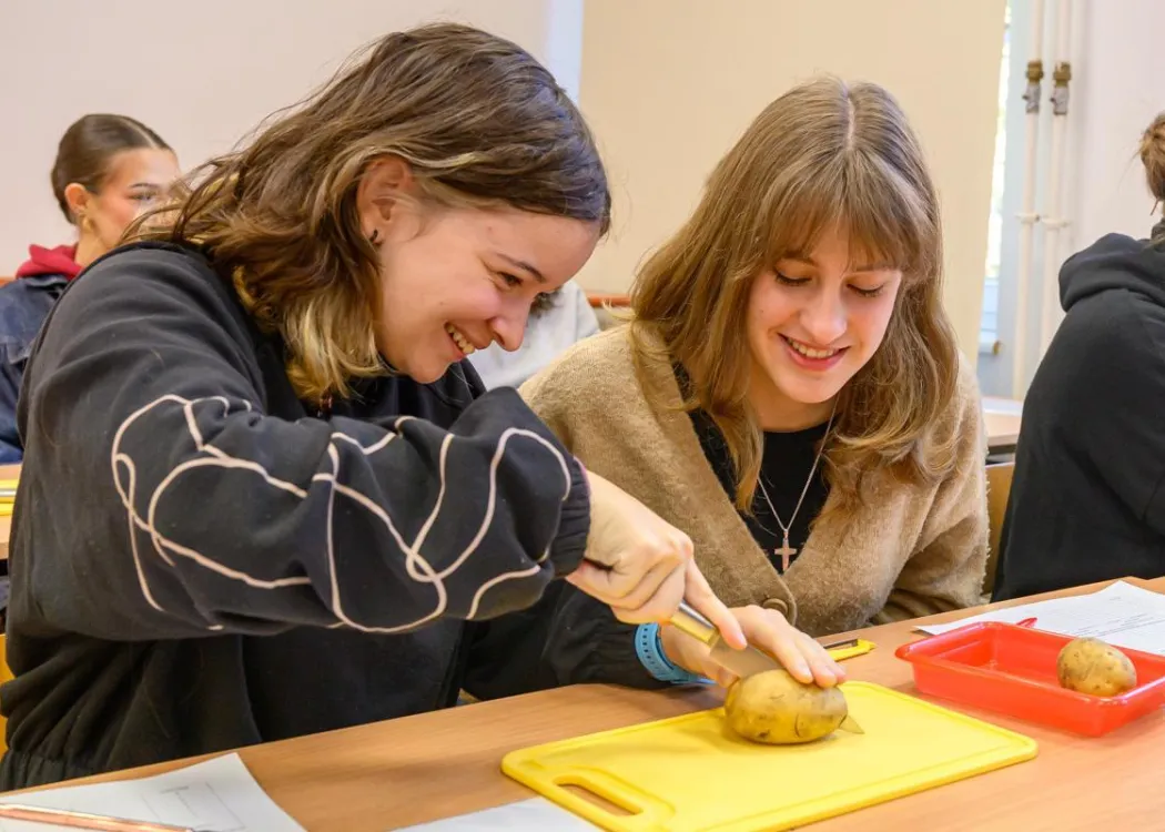 Olsztyńskie Dni Nauki i Sztuki 2025: uczestniczki biorące udział w warsztatach