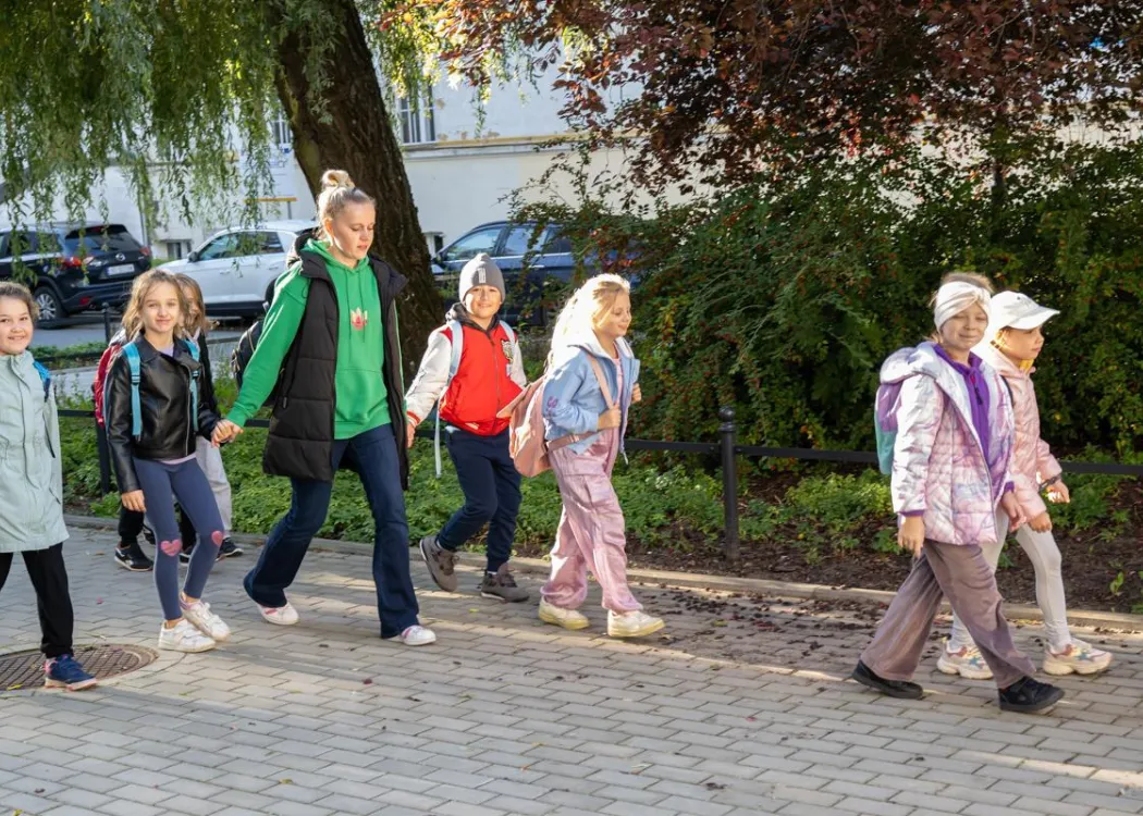 Olsztyńskie Dni Nauki i Sztuki 2025: grupa dzieci idących na ODNiS