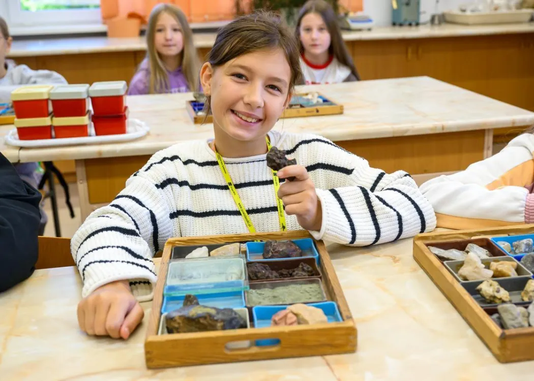 Olsztyńskie Dni Nauki i Sztuki 2025: dziewczynka biorąca udział w warsztatach