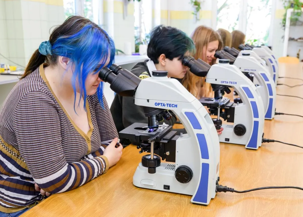 Olsztyńskie Dni Nauki i Sztuki 2025: młodzież biorąca udział w warsztatach