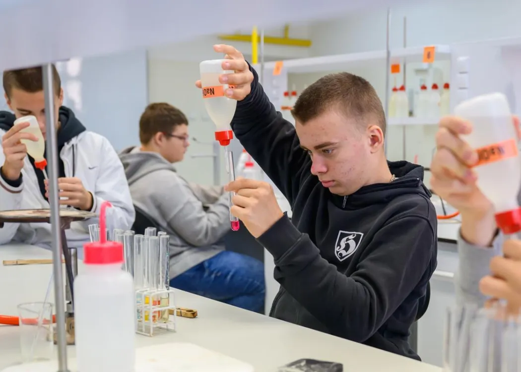 Olsztyńskie Dni Nauki i Sztuki 2025: uczestnik robiący eksperymenty podczas warsztatów