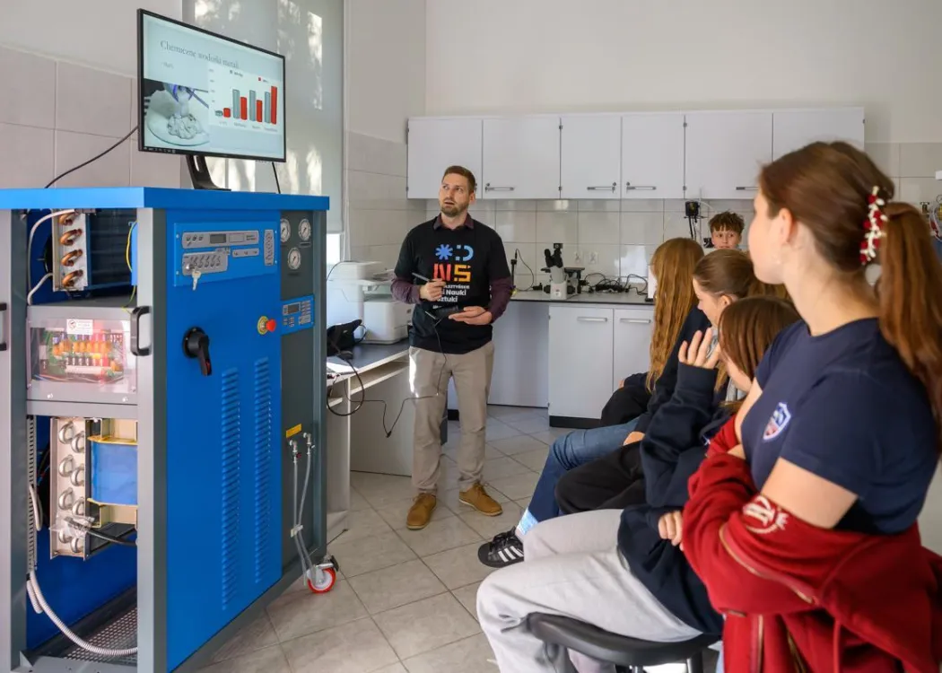 Olsztyńskie Dni Nauki i Sztuki 2025: grupa uczestnicząca w warsztatach