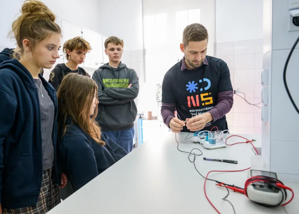Olsztyńskie Dni Nauki i Sztuki 2025: grupa uczestnicząca w warsztatach