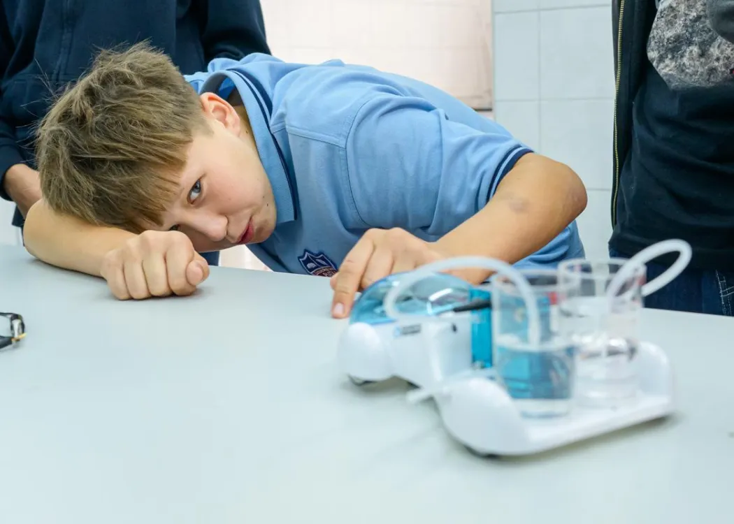 Olsztyńskie Dni Nauki i Sztuki 2025: chłopiec biorący udział w warsztatach