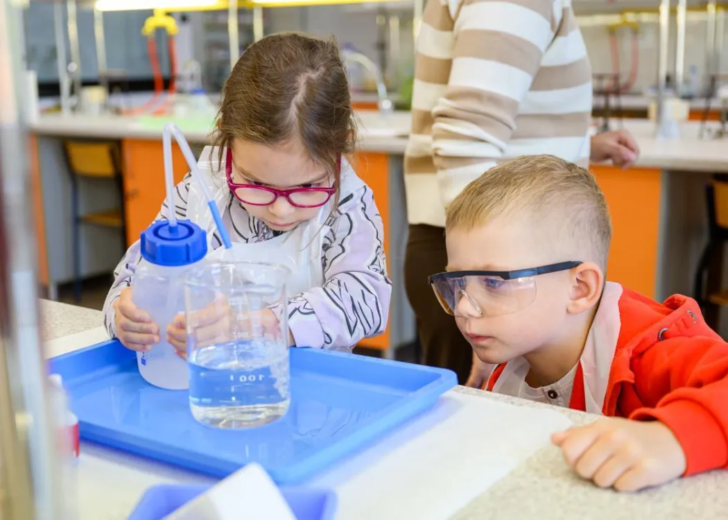 Olsztyńskie Dni Nauki i Sztuki 2025: dzieci biorące udział w warsztatach