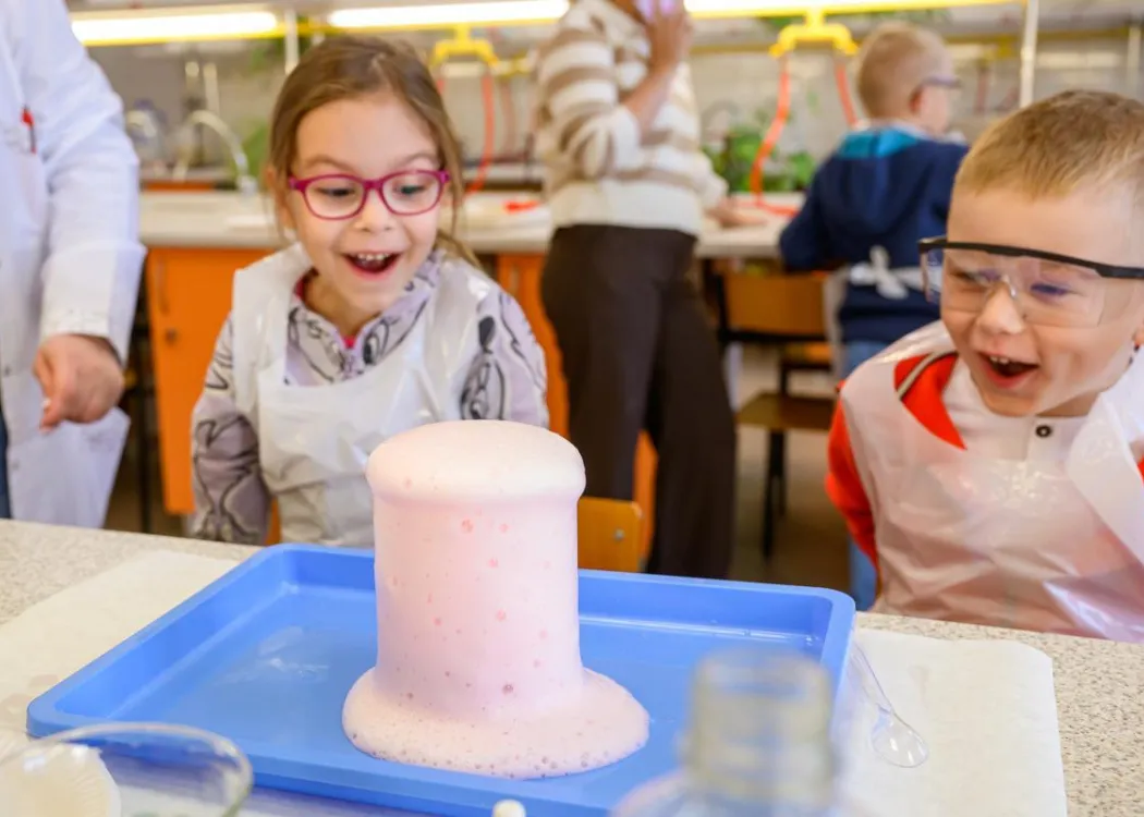 Olsztyńskie Dni Nauki i Sztuki 2025: dzieci ekscytujące się eksperymentami podczas warsztatów