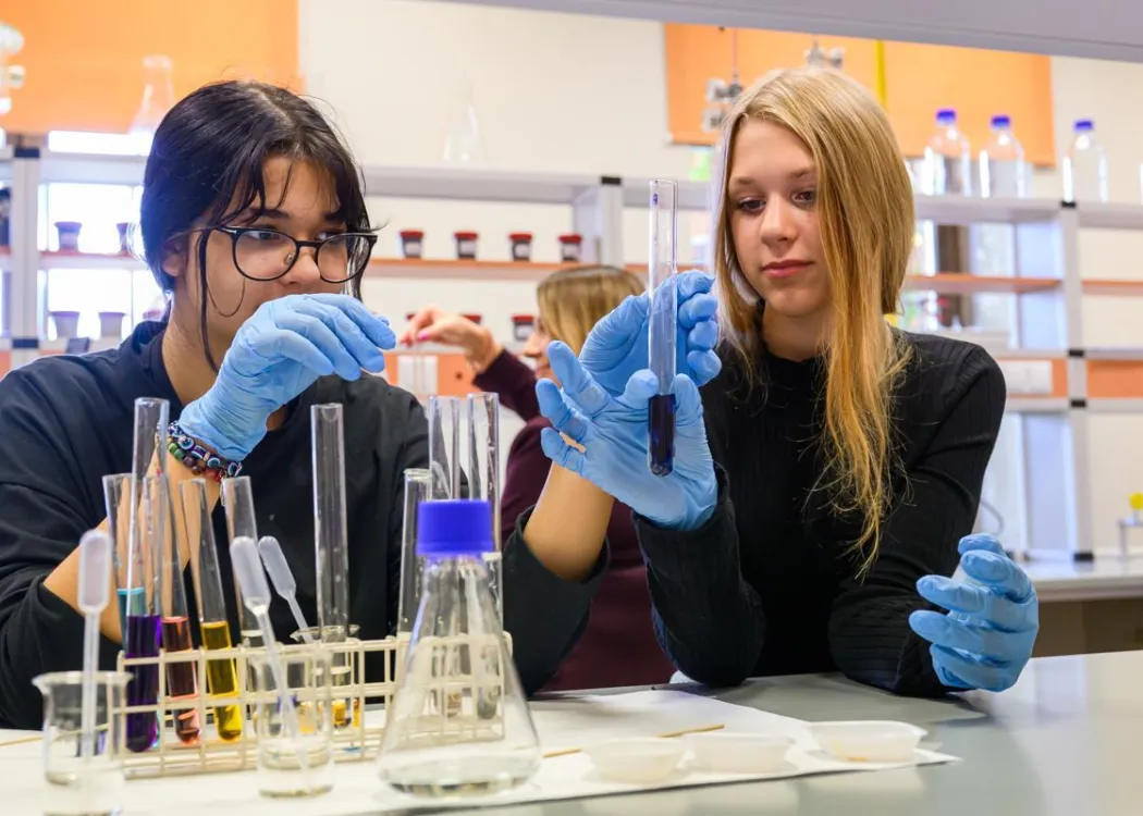 Olsztyńskie Dni Nauki i Sztuki 2025: uczestniczki warsztatów podczas wykonywania eksperymentów