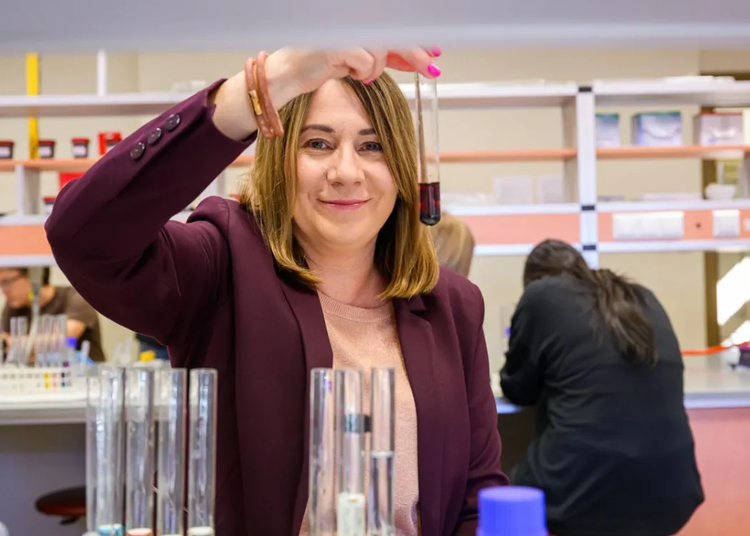 Olsztyńskie Dni Nauki i Sztuki 2025: uczestniczka podczas warsztatów