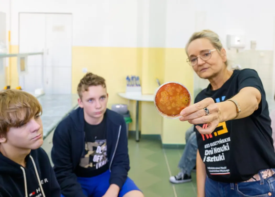 Olsztyńskie Dni Nauki i Sztuki 2025: prowadząca i uczestnik podczas warsztatów