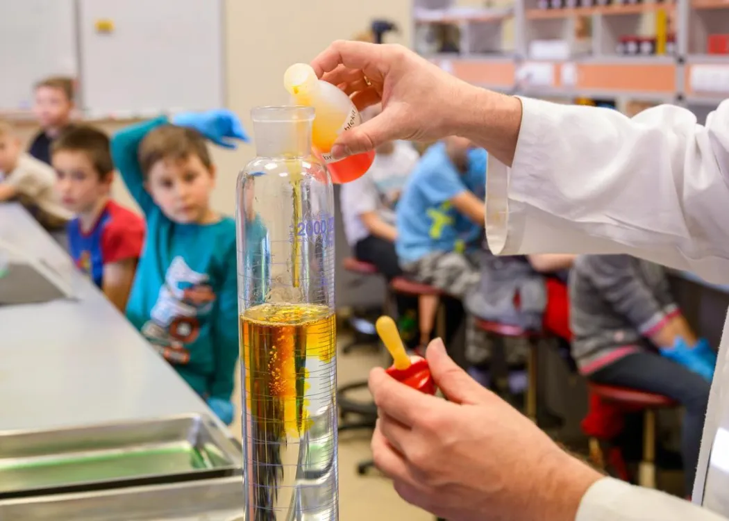 Olsztyńskie Dni Nauki i Sztuki 2025: grupa dzieci biorących udział w warsztatach