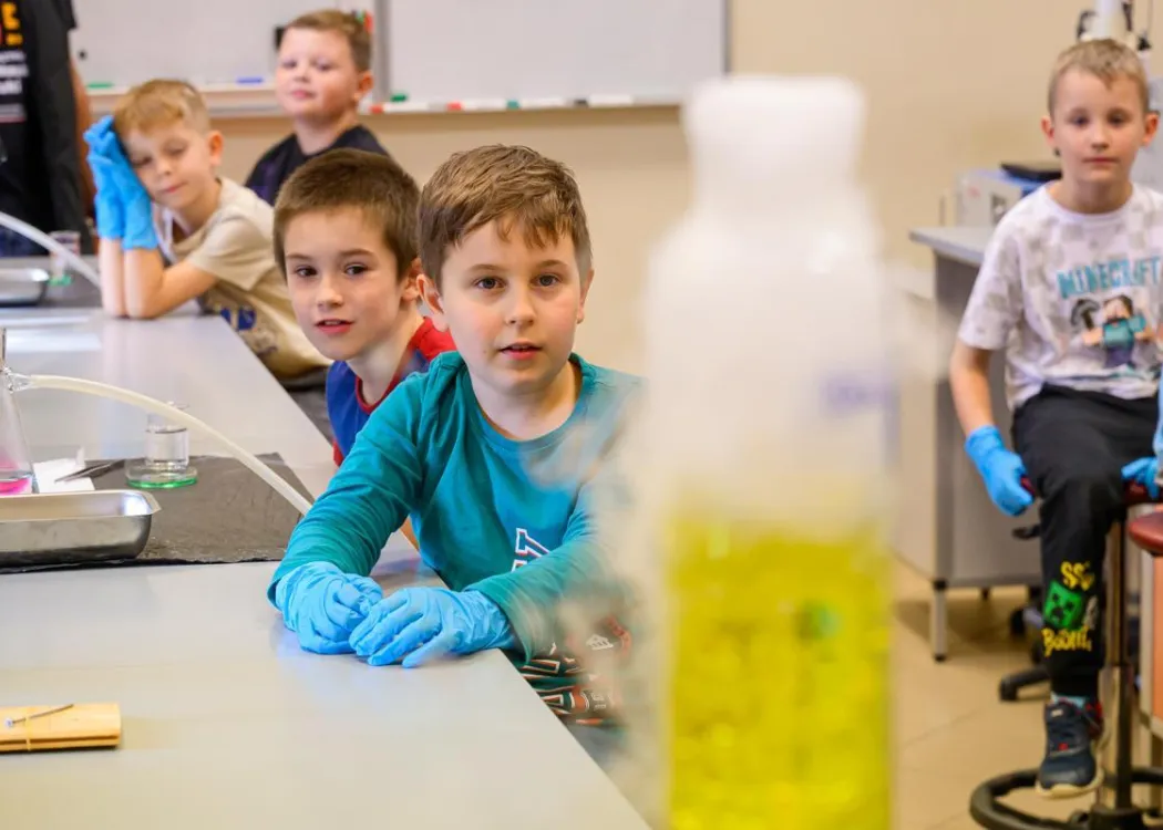 Olsztyńskie Dni Nauki i Sztuki 2025: dzieci obserwują eksperymenty wykonywane na warsztatach