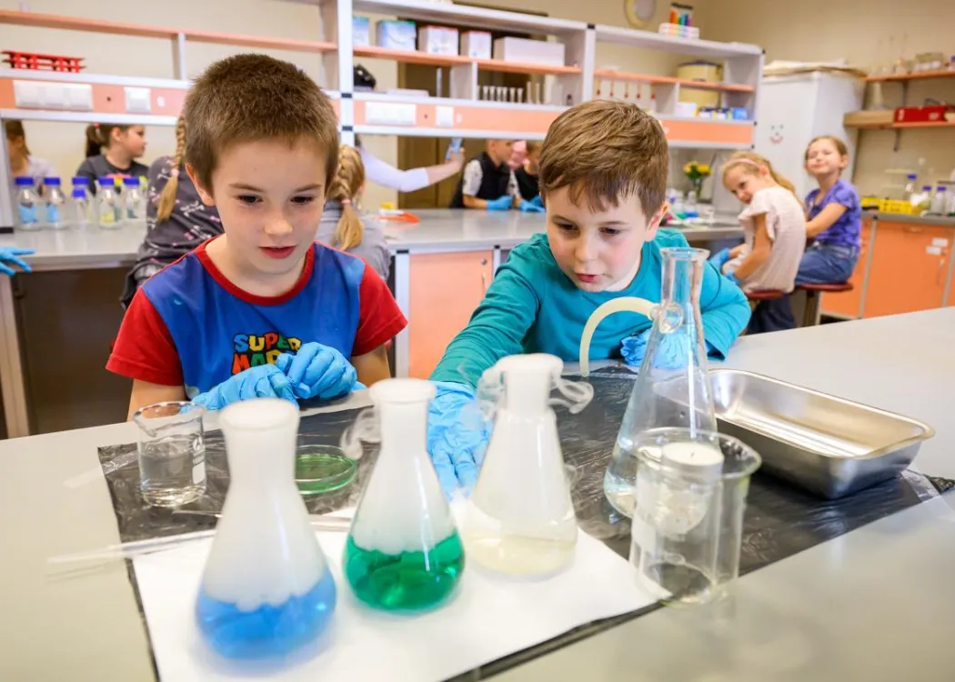 Olsztyńskie Dni Nauki i Sztuki 2025: dzieci wykonujące eksperymenty podczas warsztatów 