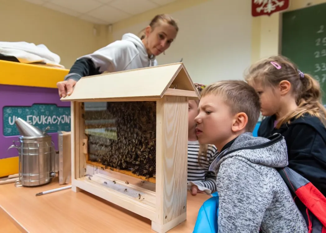 Olsztyńskie Dni Nauki i Sztuki 2025: dzieci uczestniczące w warsztatach 