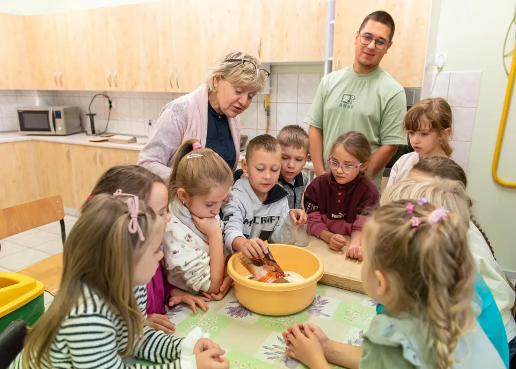 Olsztyńskie Dni Nauki i Sztuki 2025: dzieci biorące udział w warsztatach