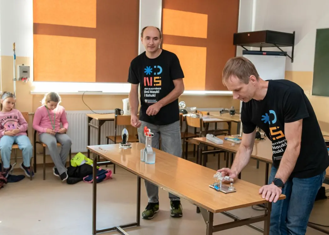 Olsztyńskie Dni Nauki i Sztuki 2025: prowadzący prezentują eksperyment podczas warsztatów