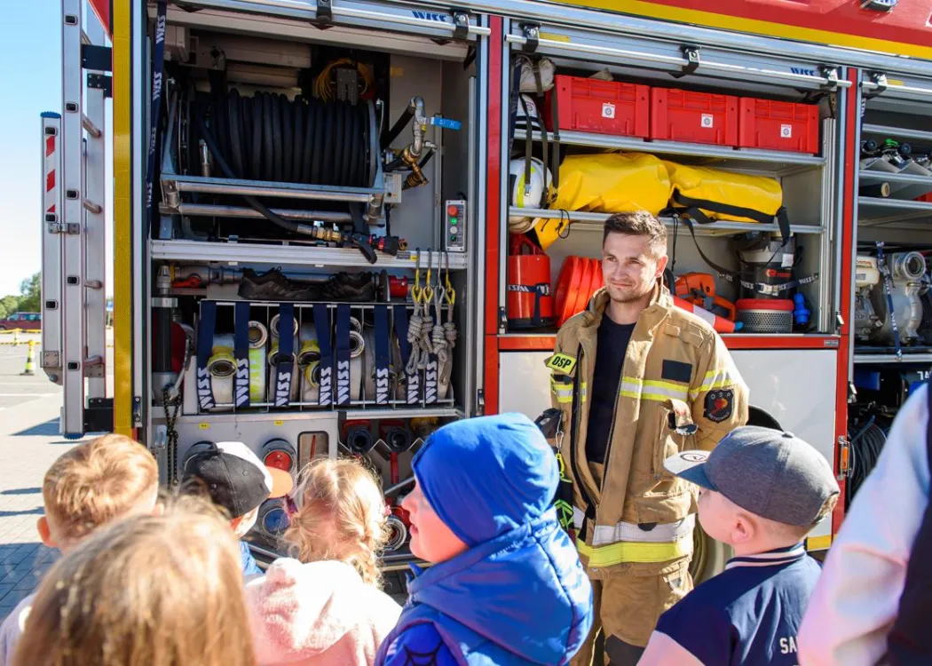 Olsztyńskie Dni Nauki i Sztuki 2025: dzieci zwiedzają wóz ochotniczej straży pożarnej