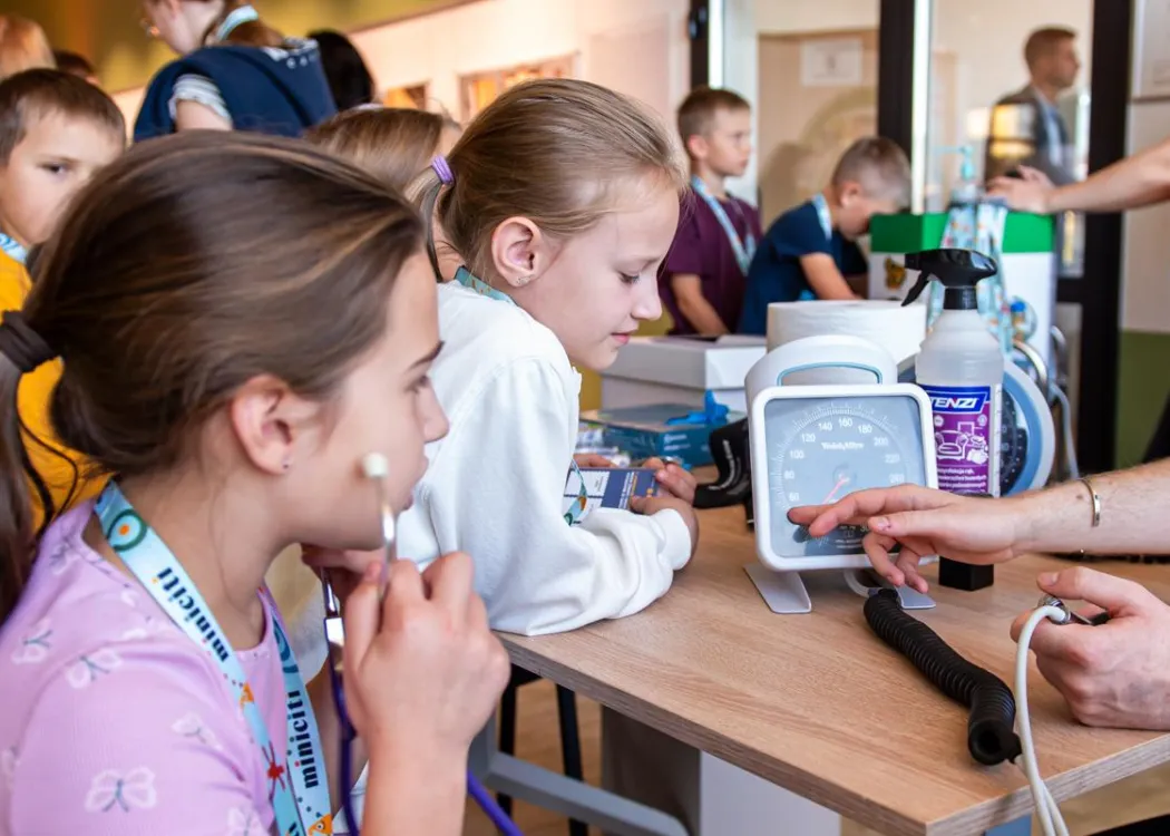 Olsztyńskie Dni Nauki i Sztuki 2025: dzieci biorące udział w warsztatach