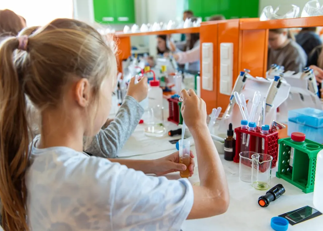 Olsztyńskie Dni Nauki i Sztuki 2025: dzieci biorące udział w warsztatach