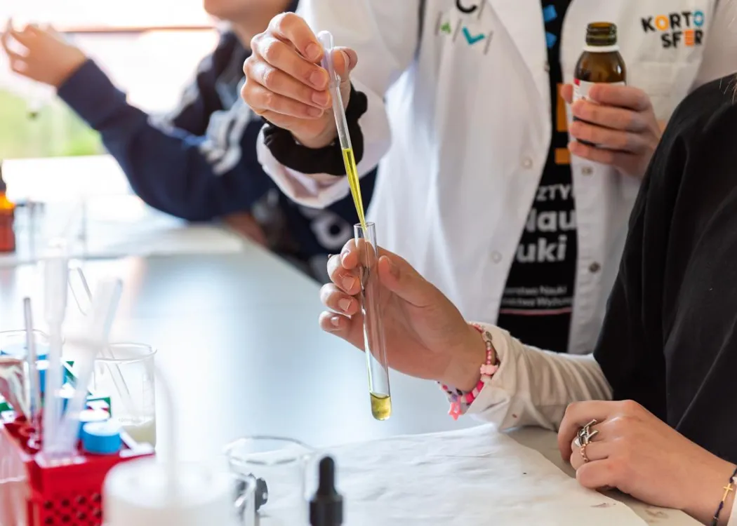 Olsztyńskie Dni Nauki i Sztuki 2025: eksperymenty podczas warsztatów 