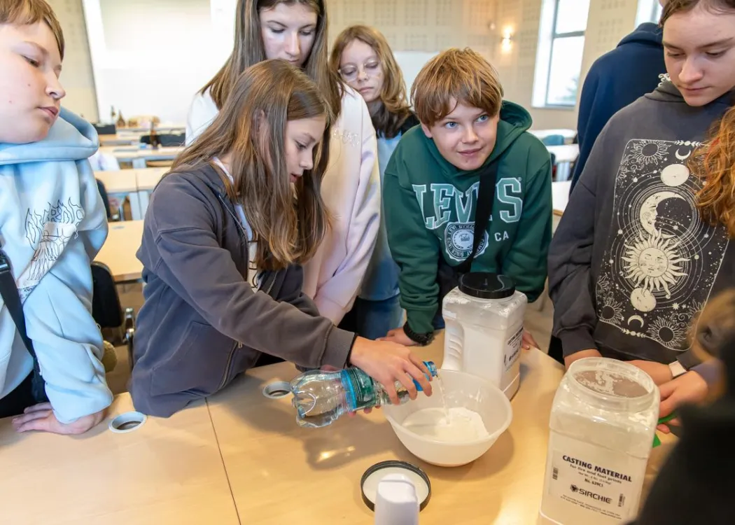 Olsztyńskie Dni Nauki i Sztuki 2025: uczestnicy biorący udział w eksperymencie podczas warsztatów