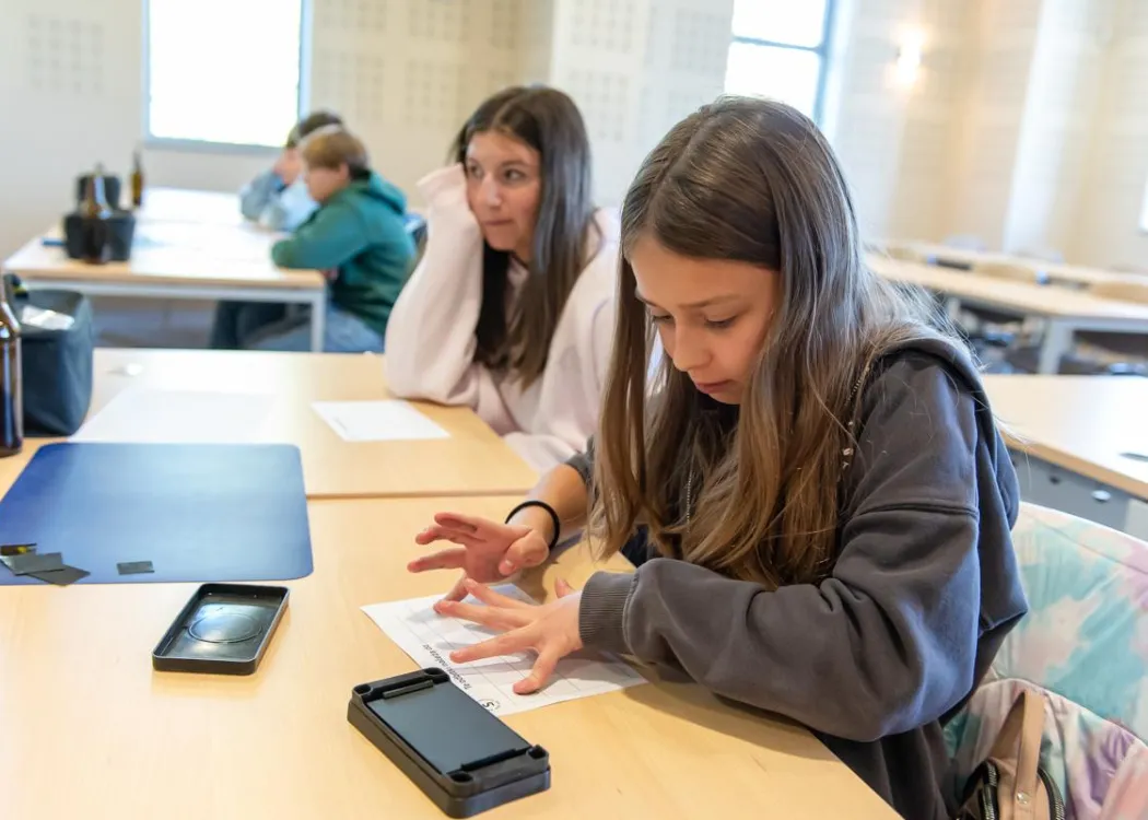 Olsztyńskie Dni Nauki i Sztuki 2025: dzieci robiące odciski palców podczas warsztatów