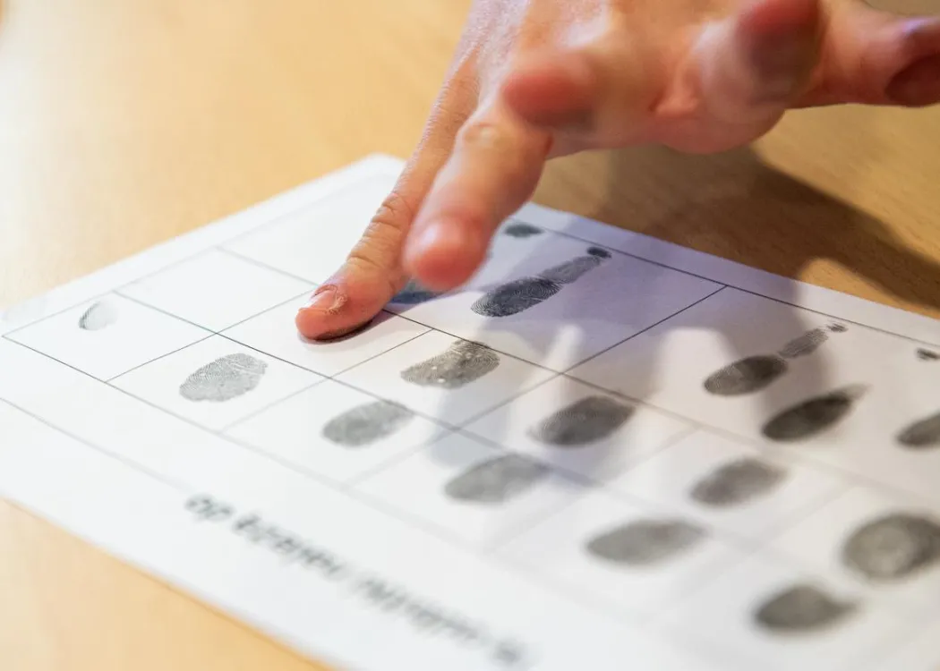Olsztyńskie Dni Nauki i Sztuki 2025: wykonywanie odcisków palców podczas warsztatów
