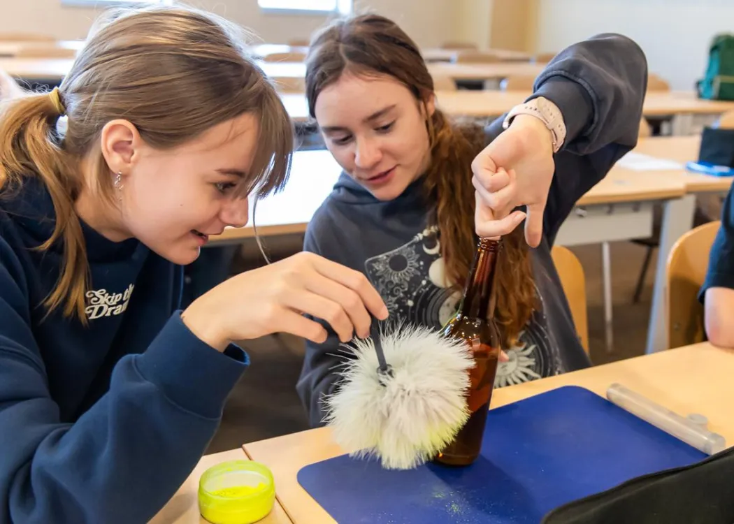 Olsztyńskie Dni Nauki i Sztuki 2025: uczestniczki wykonujące eksperyment podczas warsztatów